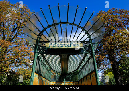 Francia, Parigi, Porte Dauphine stazione della metropolitana in stile Art Nouveau da Hector Guimard Foto Stock