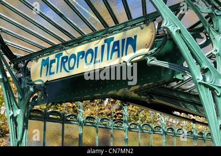 Francia, Parigi, Porte Dauphine stazione della metropolitana in stile Art Nouveau da Hector Guimard Foto Stock