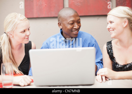 Twin imprenditrici con un collega Foto Stock