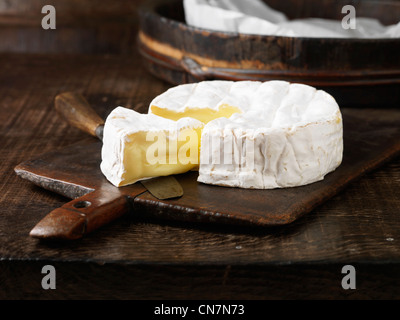 Fette di formaggio Camembert a bordo Foto Stock