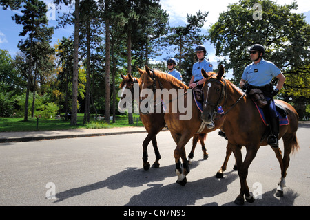 Francia, Parigi, repubblicani Guardmen pattugliamento a cavallo nel parco di Bois de Boulogne Foto Stock