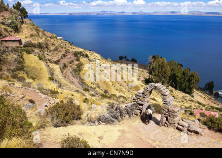 Il Perù, provincia di Puno, il lago Titicaca, Taquile isola, ci sono 533 passi per raggiungere i principali arco di entrata del villaggio Foto Stock