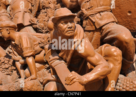 Eroi alla base di Mao Zedong (o Tse Tung) statua, Zhongshan Square, Shenyang, Liaoning, Cina. Foto Stock