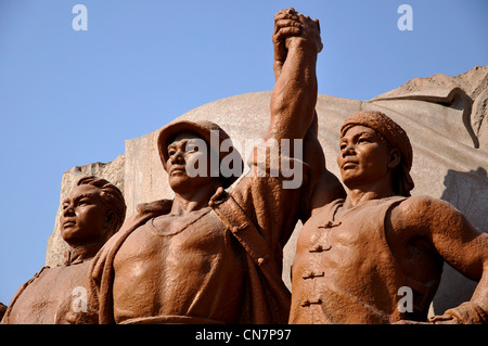 Eroi alla base di Mao Zedong (o Tse Tung) statua, Zhongshan Square, Shenyang, Liaoning, Cina. Foto Stock