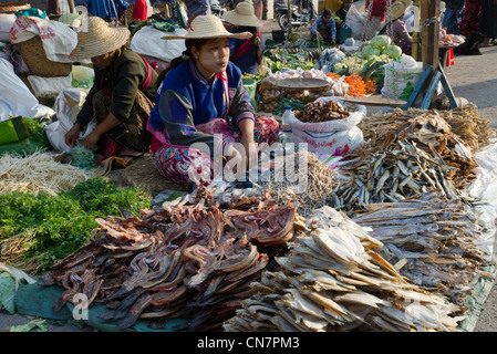 Settimanale mercato alimentare. Taungyi. A sud dello Stato di Shan. Myanmar. Foto Stock