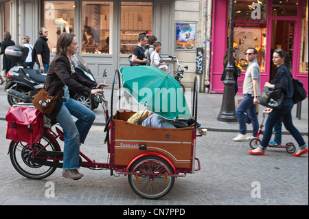 Francia, Parigi, Rue Montmartre Montmartre (street), passeggino bike Foto Stock