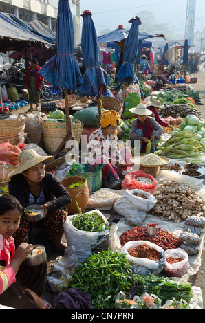 Settimanale mercato alimentare. Taungyi. A sud dello Stato di Shan. Myanmar. Foto Stock