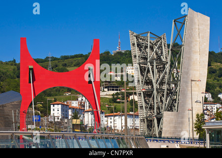 Spagna, Biscaye, Paese Basco spagnolo, Bilbao, Salve ponte con archi Les Rouges artpiece dall artista francese Daniel Buren Foto Stock
