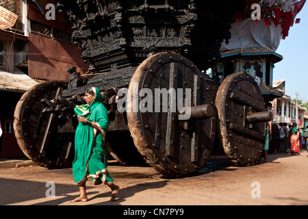 Carro di legno utilizzati presso il Festival di Shivaratri (compleanno del Signore Shiva). Gokarna. Il Karnataka. India Foto Stock