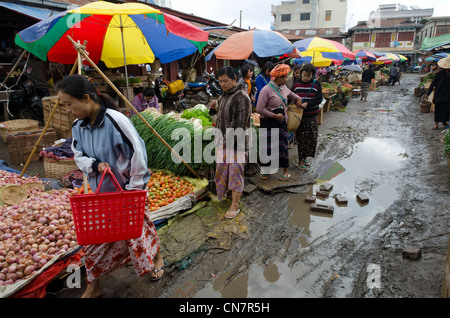 Vicolo fangoso nel quotidiano mercato ortofrutticolo. Augban. A sud dello Stato di Shan. Myanmar. Foto Stock