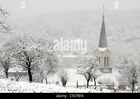 Francia, Doubs, Dasle, paesaggio invernale, frutteti e campana del villaggio Foto Stock