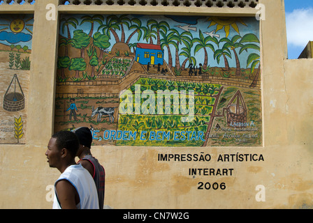 Capo Verde, Sao Vicente isola, Mindelo, due uomini a piedi passato una pittura murale Foto Stock