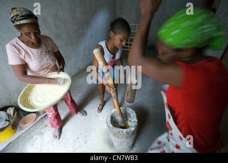 Capo Verde, Santo Antao isola, Caibos, le donne del villaggio di Caibos nella valle di Ribeira Grande, fabbricazione del Foto Stock