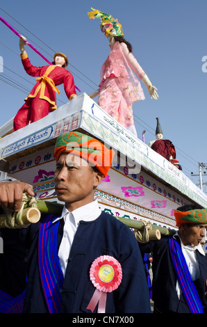 Processione annuale al monastero sulle pa Oh minoranza Giornata Nazionale. Taungyi. A sud dello Stato di Shan. Myanmar. Foto Stock