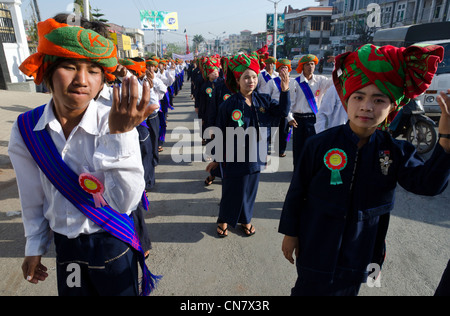 Processione annuale al monastero sulle pa Oh minoranza Giornata Nazionale. Taungyi. A sud dello Stato di Shan. Myanmar. Foto Stock