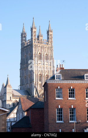 Gloucester Cattedrale torre, Gloucester, Inghilterra visto dietro edifici storici nel centro della vecchia Gloucester Foto Stock