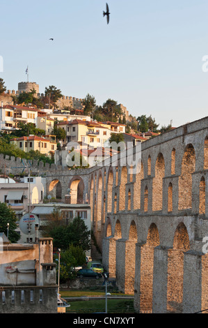 La Grecia e la Macedonia, Kavala, il porto, l'acquedotto di Kamares, costruito nel XVI secolo dal sultano Solimano il Magnifico presso il Foto Stock