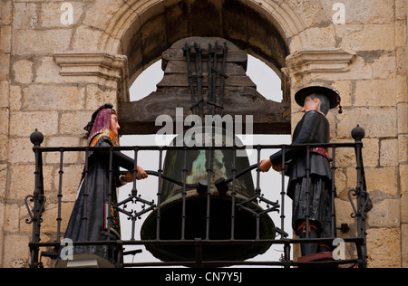 Spagna, Castiglia e Leon, Astorga, un arresto su El Camino de Santiago, personaggi vestiti in maragate costume traditionel, marcatura Foto Stock