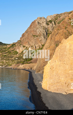 La Grecia, isola di Chios, Emporio, il nero sulla spiaggia di ciottoli di Mavra Volia Foto Stock