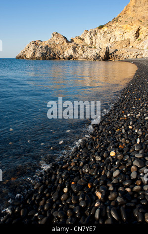 La Grecia, isola di Chios, Emporio, il nero sulla spiaggia di ciottoli di Mavra Volia Foto Stock