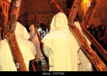 Spagna: notturno di processione di Pasqua durante la Semana Santa in Salamanca Foto Stock