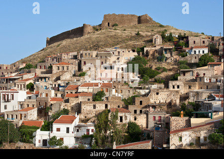 La Grecia, isola di Chios, il pittoresco villaggio di Volissos sormontato da un castello medioevale Foto Stock