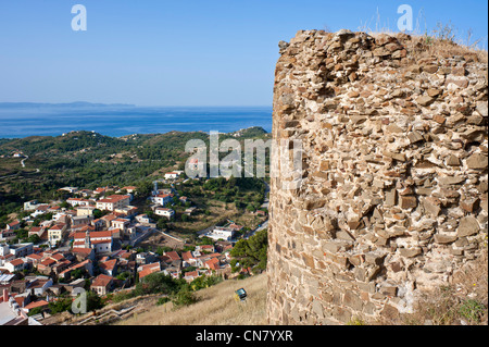 La Grecia, isola di Chios, il pittoresco villaggio di Volissos sormontato da un castello medioevale Foto Stock