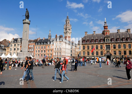 Francia, Nord, Lille, Braderie de Lille (Mercato delle pulci), folla sulla Grand Place de Lille Foto Stock