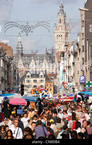 Francia, Nord, Lille, Braderie de Lille (Mercato delle pulci), la folla per le strade di Lille Foto Stock