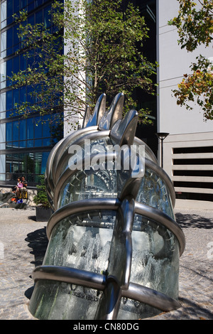 Francia, Parigi, Bibliotheque Nationale de France (BNF) distretto, persone di fronte alla struttura dell'artista Zhen chiamato Foto Stock