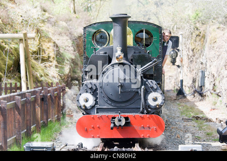 Locomotiva a vapore la trazione di un treno passeggeri sulla Blaenau Ffestiniog Railway Foto Stock