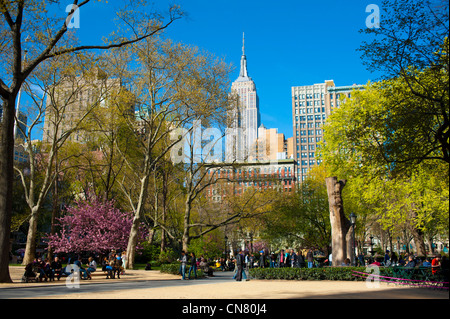 Stati Uniti d'America New York City NY Manhattan NYC Parks Madison Square Park View di Empire State Building primavera soleggiata all'aperto Foto Stock