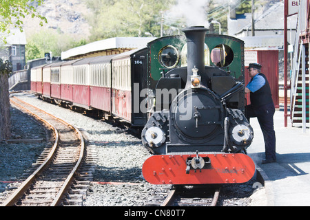 Locomotiva a vapore la trazione di un treno passeggeri sulla Blaenau Ffestiniog Railway Foto Stock