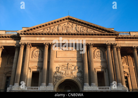 Francia, Parigi, il grande cancello della Cour Carree du Louvre si trova su Amiral de Coligny street Foto Stock