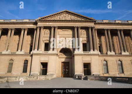 Francia, Parigi, il grande cancello della Cour Carree du Louvre si trova su Amiral de Coligny street Foto Stock