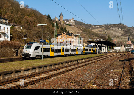 Treni passeggeri che arrivano a Bacharach nell'UNESCO elencati "Valle del Reno superiore e centrale', Renania Palatinato, Germania. Foto Stock