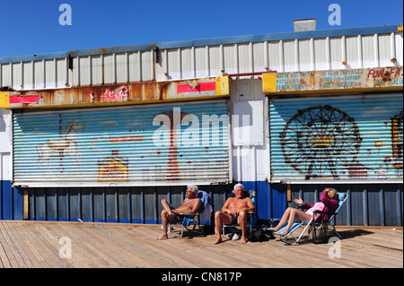 Stati Uniti d'America New York City Brooklyn NY NYC Coney Island Amusement Park - tre 3 persone anziane sole sul lungomare Foto Stock