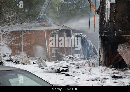 Schiuma antincendio copre la scena di un incidente in cui un US Navy F-18 aereo si schiantò dopo il decollo dalla Naval Air Station Oceana Aprile 6, 2012 in Virginia Beach, VA. Foto Stock