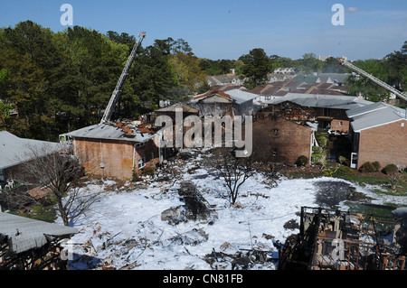 Schiuma antincendio copre la scena di un incidente in cui un US Navy F-18 aereo si schiantò dopo il decollo dalla Naval Air Station Oceana Aprile 6, 2012 in Virginia Beach, VA. Foto Stock