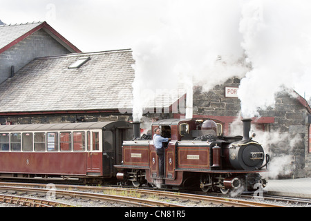 Locomotiva a vapore la trazione di un treno passeggeri sulla Blaenau Ffestiniog Railway Foto Stock