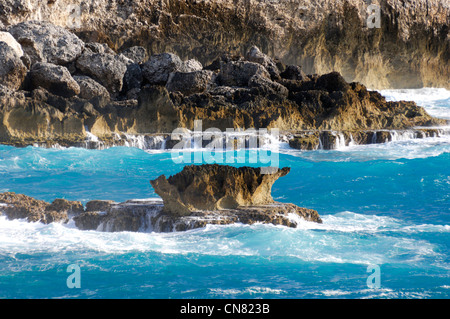 Francia, Guadalupa (Indie occidentali francesi), Grande Terre, la Pointe des Chateaux, onde oecean ai piedi della rupe del Foto Stock