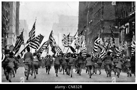 1917 Fifth Avenue di New York bandiera americana a stelle e strisce marzo parade Foto Stock