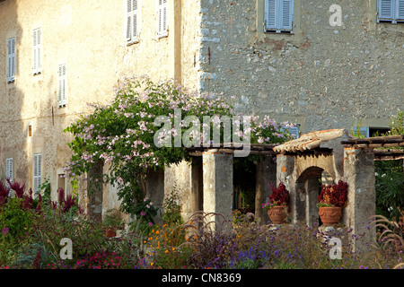 Francia, Alpes Maritimes, Nizza, quartiere di Cimiez Hill, parco del monastero di Cimiez del IX secolo e la chiesa di Nostra Signora Foto Stock