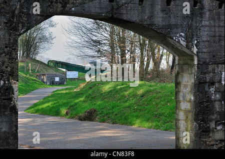 Il tedesco WW2 rampa di lancio e costruzione amagnetico per la calibrazione di razzo al V1 sito di lancio, Ardouval / Val Ygot, Normandia, Francia Foto Stock