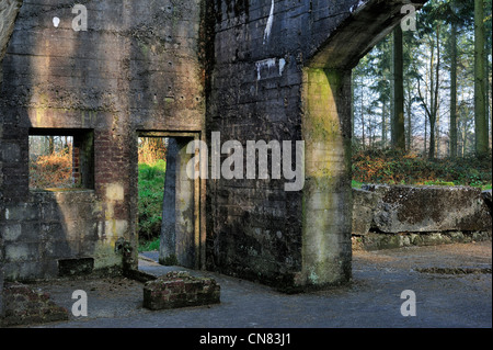 WWII edificio amagnetico per la calibrazione di un razzo di orientamento del sistema al V1 sito di lancio a Ardouval / Val Ygot, Normandia, Francia Foto Stock