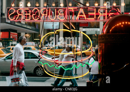 Stati Uniti, New York City Manhattan Midtown, newyorkesi sulla settima avenue visto attraverso la finestra di un ristorante Foto Stock
