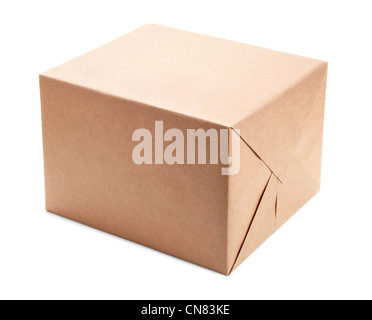 Pacco avvolto marrone con della carta da imballaggio isolato su bianco Foto Stock