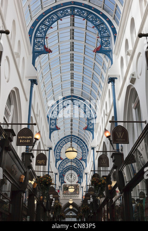 Ornati tetto di vetro di Thorntons Arcade 1878 coperti shopping mall dall architetto George Smith a Leeds, West Yorkshire, Inghilterra, Regno Unito Foto Stock