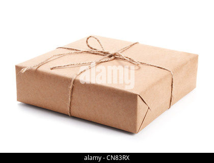 Pacco avvolto con marrone carta da imballo legata con lo spago isolato su bianco Foto Stock