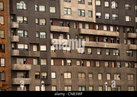 Uomo al balcone nella costruzione in bilbao, paesi baschi Foto Stock